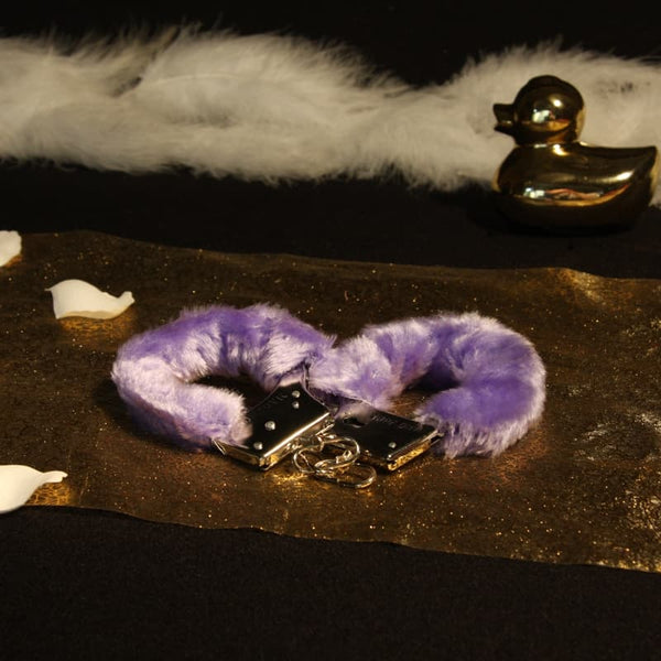 Menottes en métal avec fourrure violettes par Lilou Plaisir
